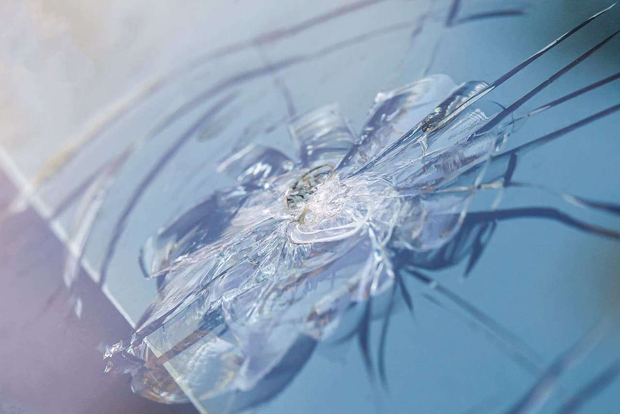 激しくひび割れているが、フィルムによって破片が飛び散らずに保持されている車のガラス