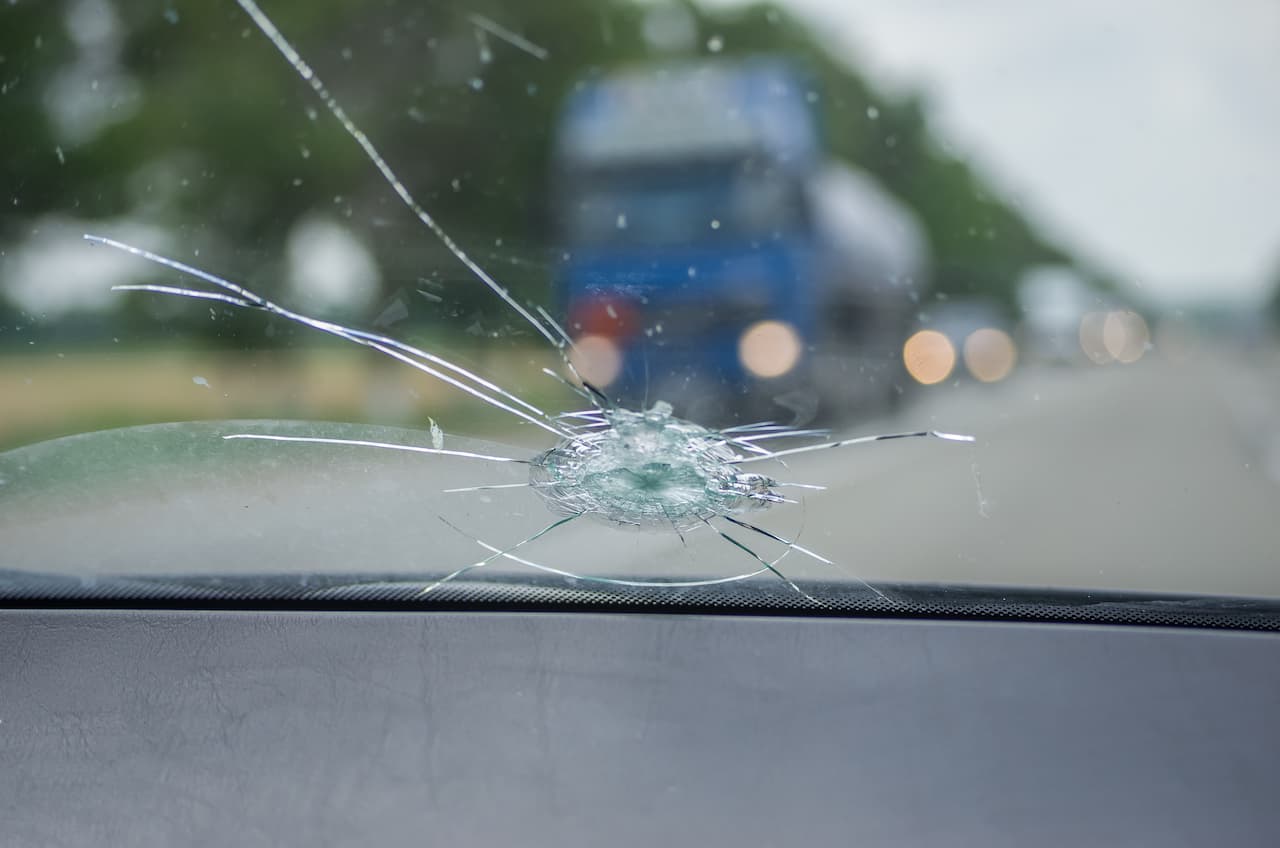 放射状に大きくひび割れた車のフロントガラス