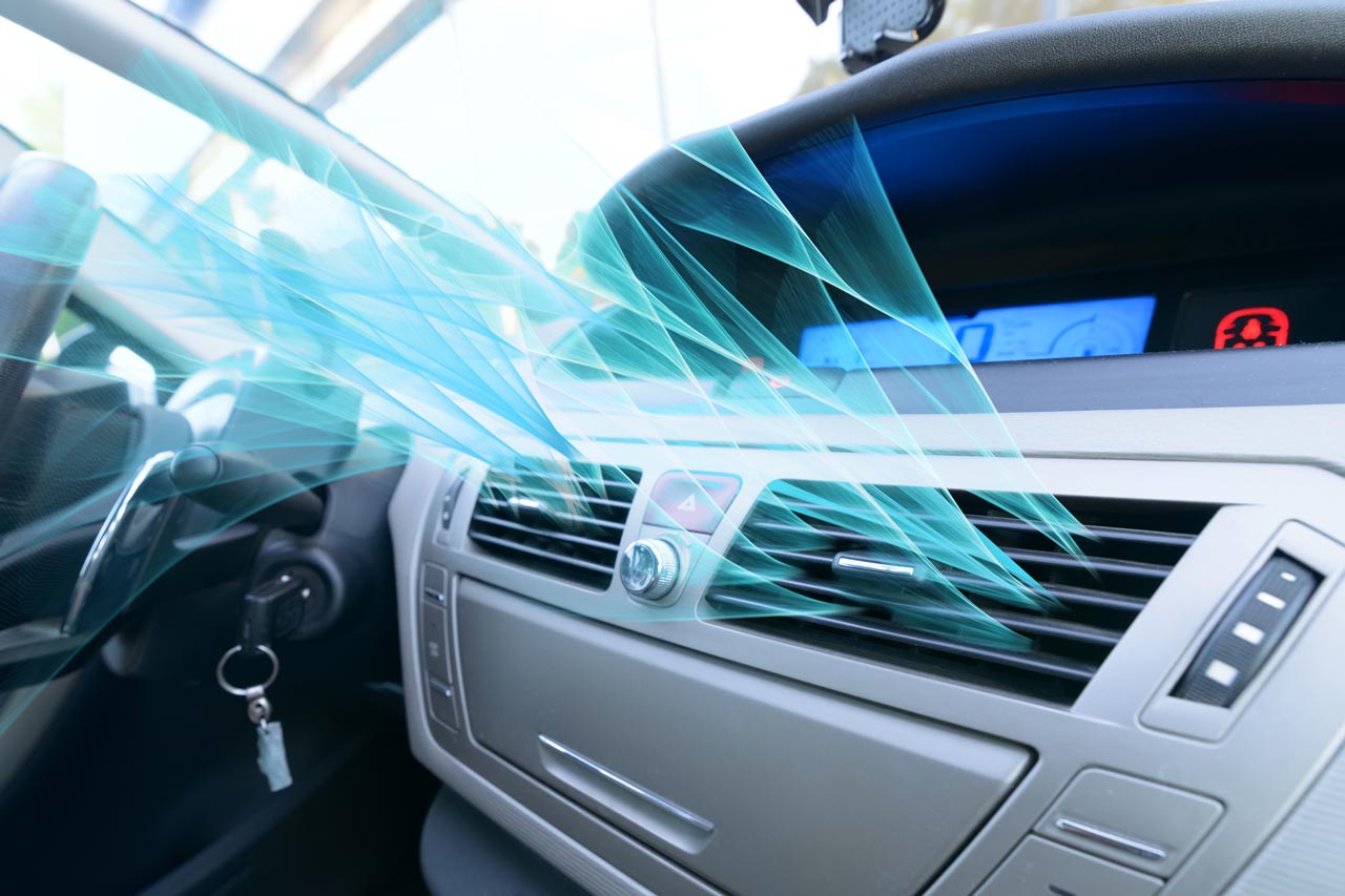 車のエアコンの吹き出し口から冷気が出ているイメージ