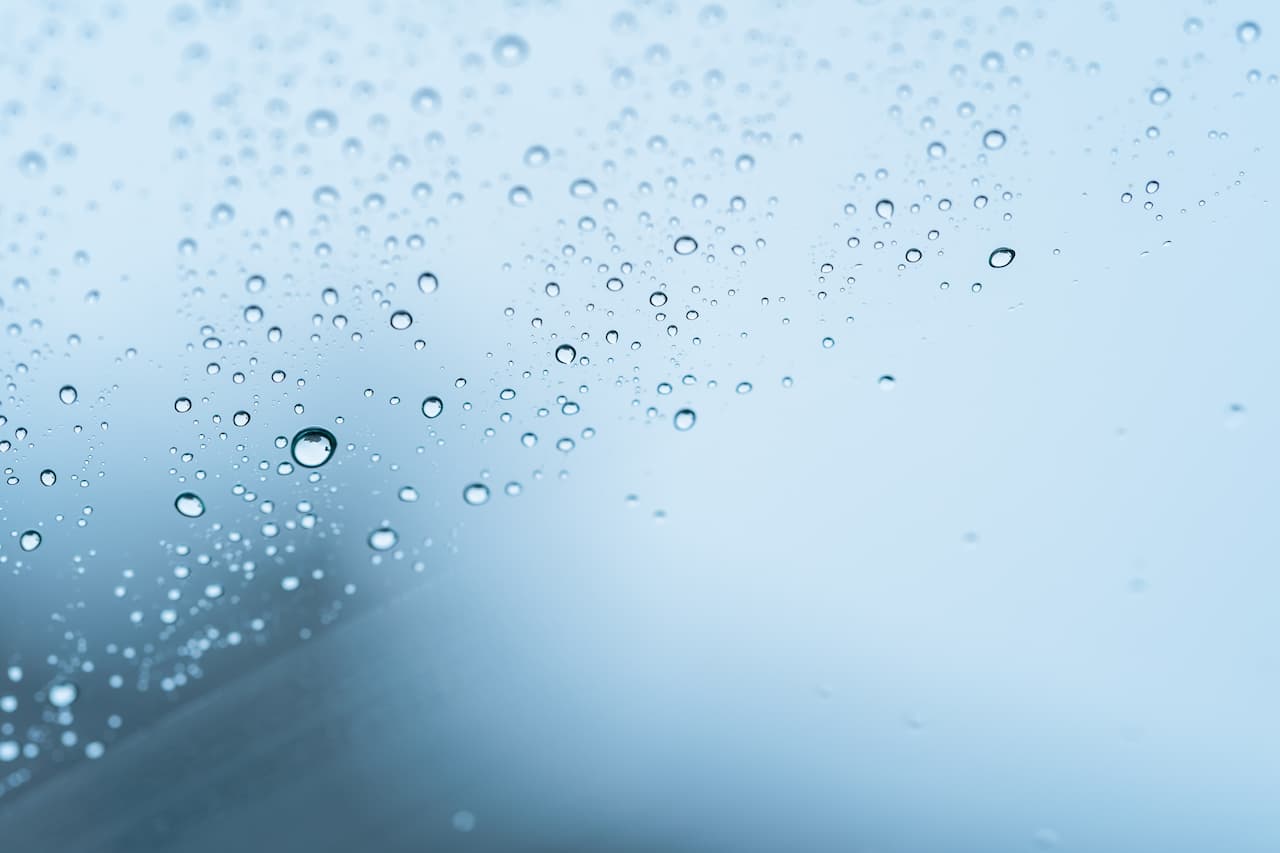 撥水コーティングによって水滴が細かく綺麗に弾かれている車のガラス